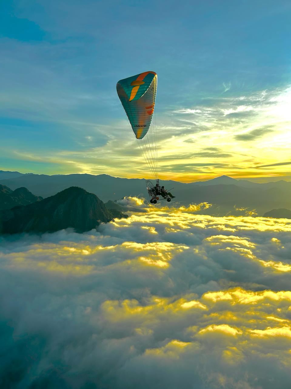 Vang Vieng Paragliding Experience + Morning/Afternoon + Transfer Service