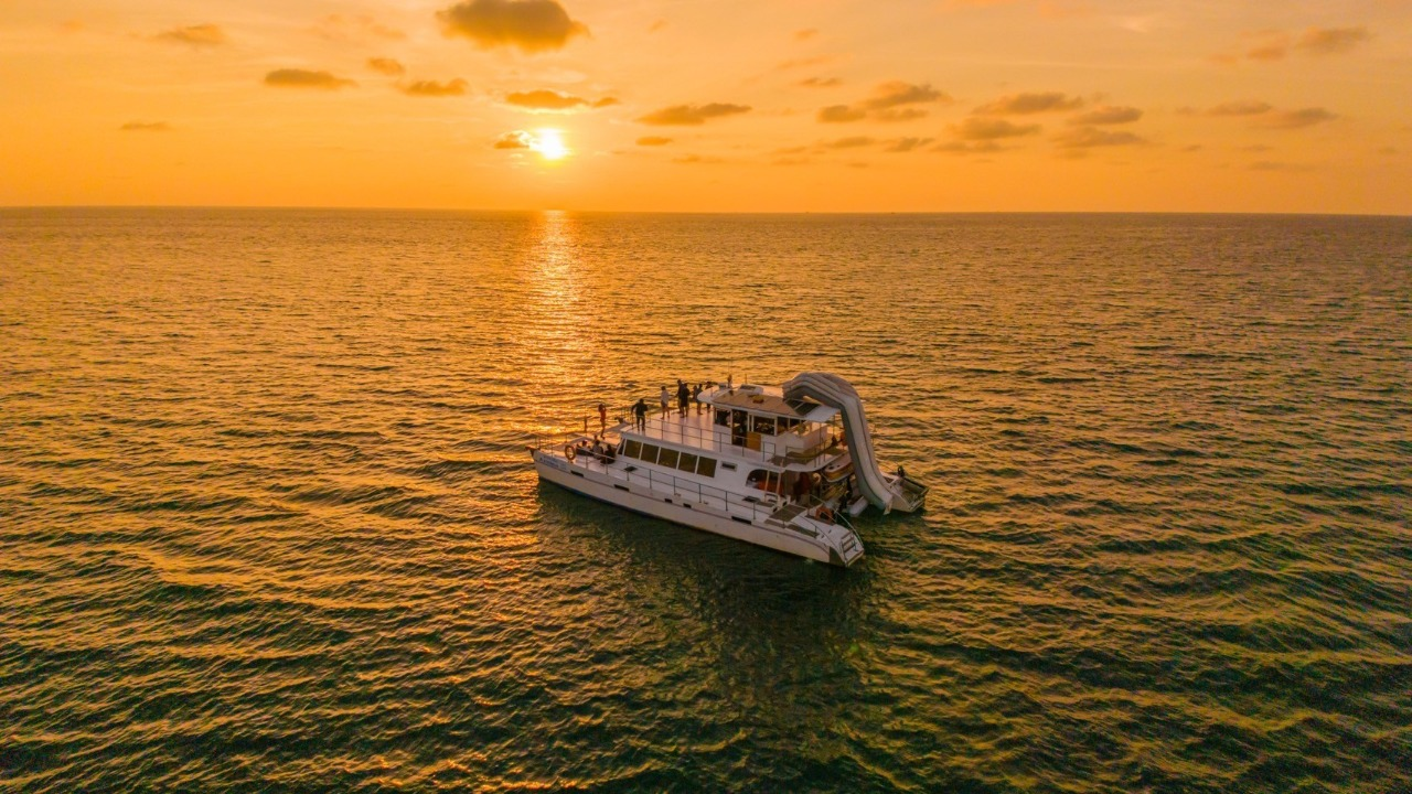 [Phuket] Catamarano·Snorkeling·Pesca a mano·Isola Coralina+Tramonto a Laem Phromthep