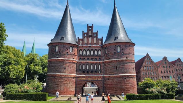 德國漢堡倉庫城+縮景觀世界+呂貝克老城一日遊【中文包車】