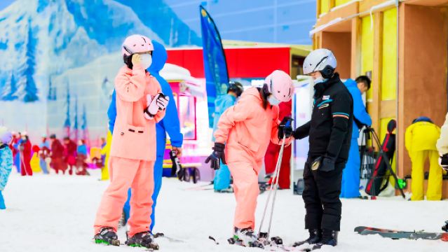 (Restaurant Xihua) Petit-déjeuner buffet pour deux + Billet double pour les activités de neige illimitées + 1 bon pour une chambre supérieure au Canton Rongchuang Huajiantang · Yuexue