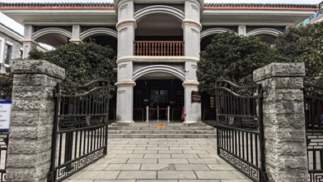 A 3-hour guided tour with an expert lecturer, offering an in-depth exploration of the sacred revolutionary site