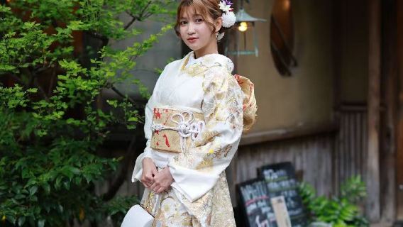 Experiencia de kimono en la puerta Kaminarimon del templo Sensoji de Tokio | Accesorios completos incluyendo peinado para mujer | Opcional experiencia de fotografía con rickshaw
