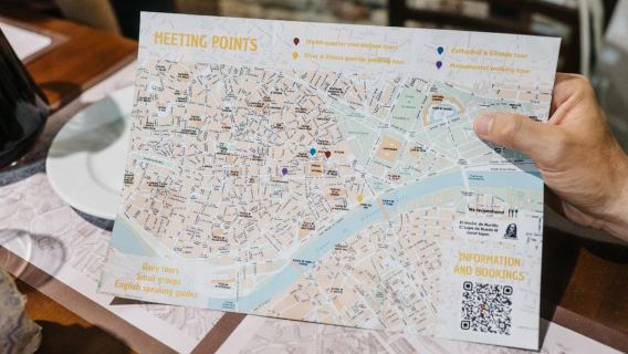 Sevilla: Tour en grupo pequeño por el Barrio Judío con Tapas y Bebidas