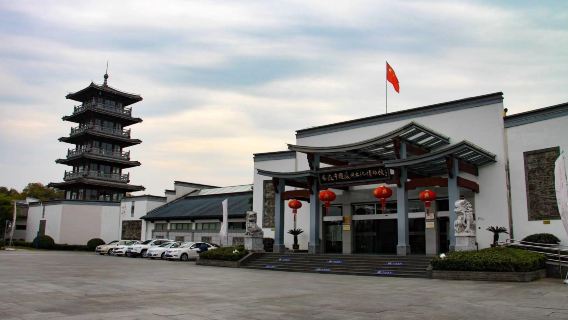 Huangshan Private Day Tour: Qiyun Mountain, Huangshan Wanan Ancient Town, China Huizhou Culture Museum