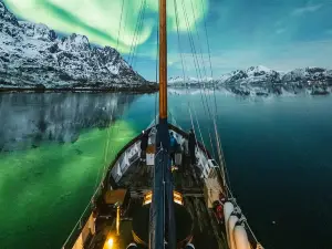 Luxury Northern Lights Cruise with hot tub & dinner from Tromso