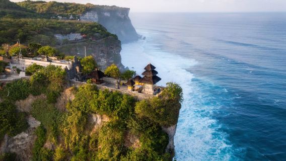 Tramonto di prestigio del tempio di Uluwatu e danza del fuoco Kecak