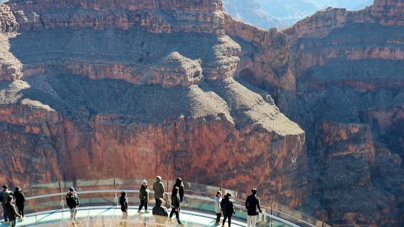 Grand Canyon: Skywalk + Volo in elicottero + Giro in barca da Las Vegas