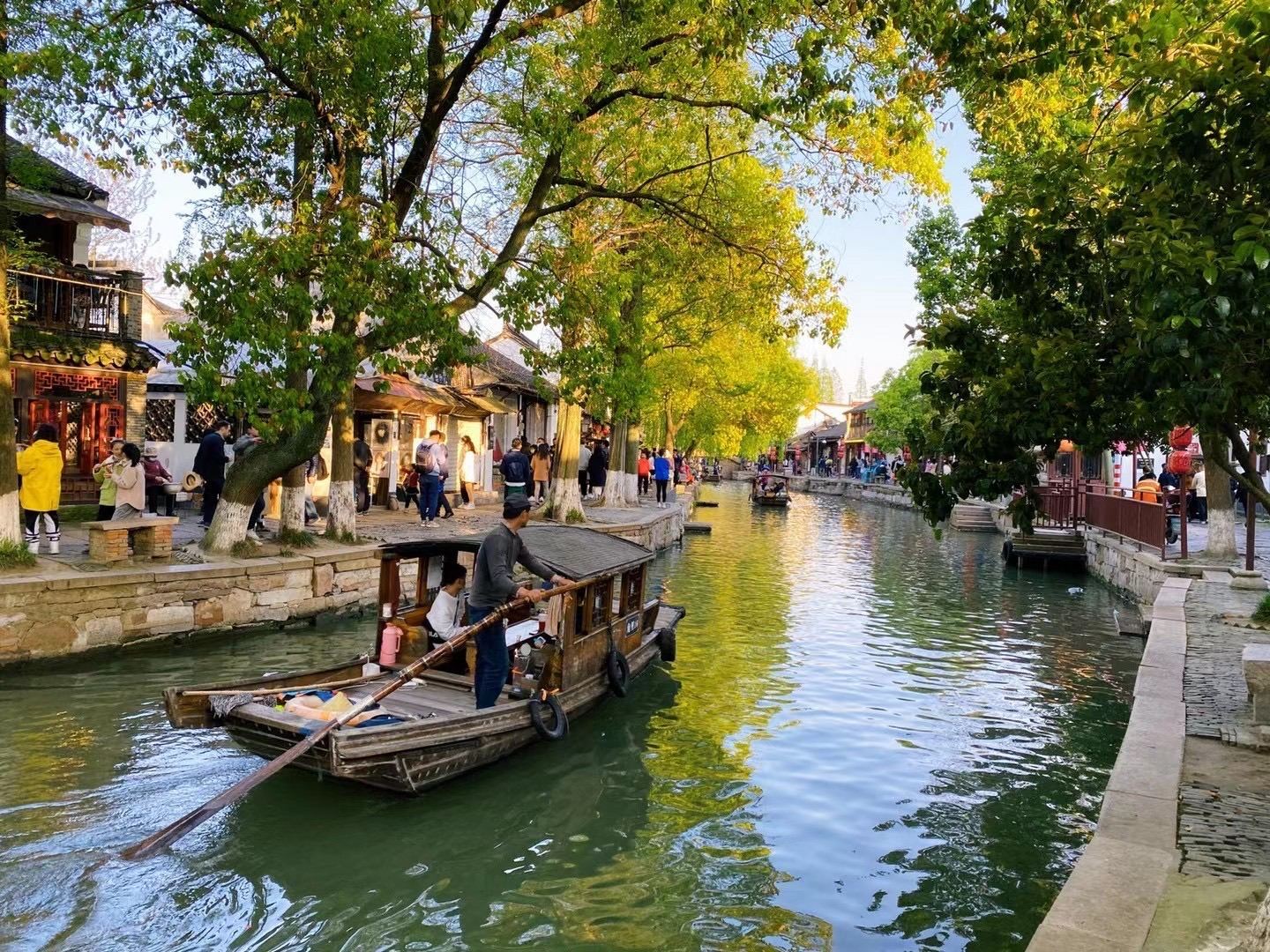 Excursión de un día premium en Shanghái, China: Antiguo pueblo de Zhujiajiao + Parque de Cine de Shanghái con opción de guía multilingüe