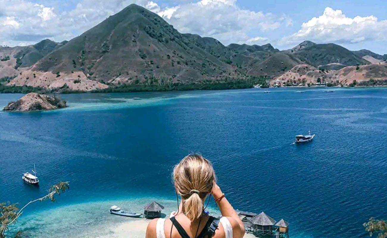 1Day Tour of Best destination of Endemic Komodo Dragon combine with Snorkeling at Manta Point