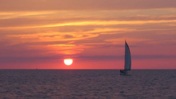 Paseo al atardecer en velero en Menorca