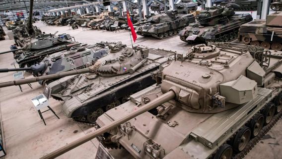 Cairns: Australian Armour & Artillery Museum with Transfers