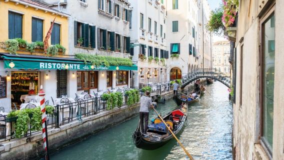 Venesia: Naik Gondola Bersama melalui Kota Laguna