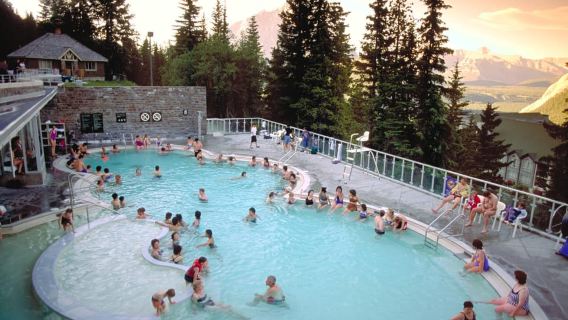 Banff National Park: Lake Louise & Upper Hot Springs Tour