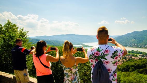 Dari Budapest: Tur Sehari Penuh di Lengkungan Sungai Donau dengan Makan Siang