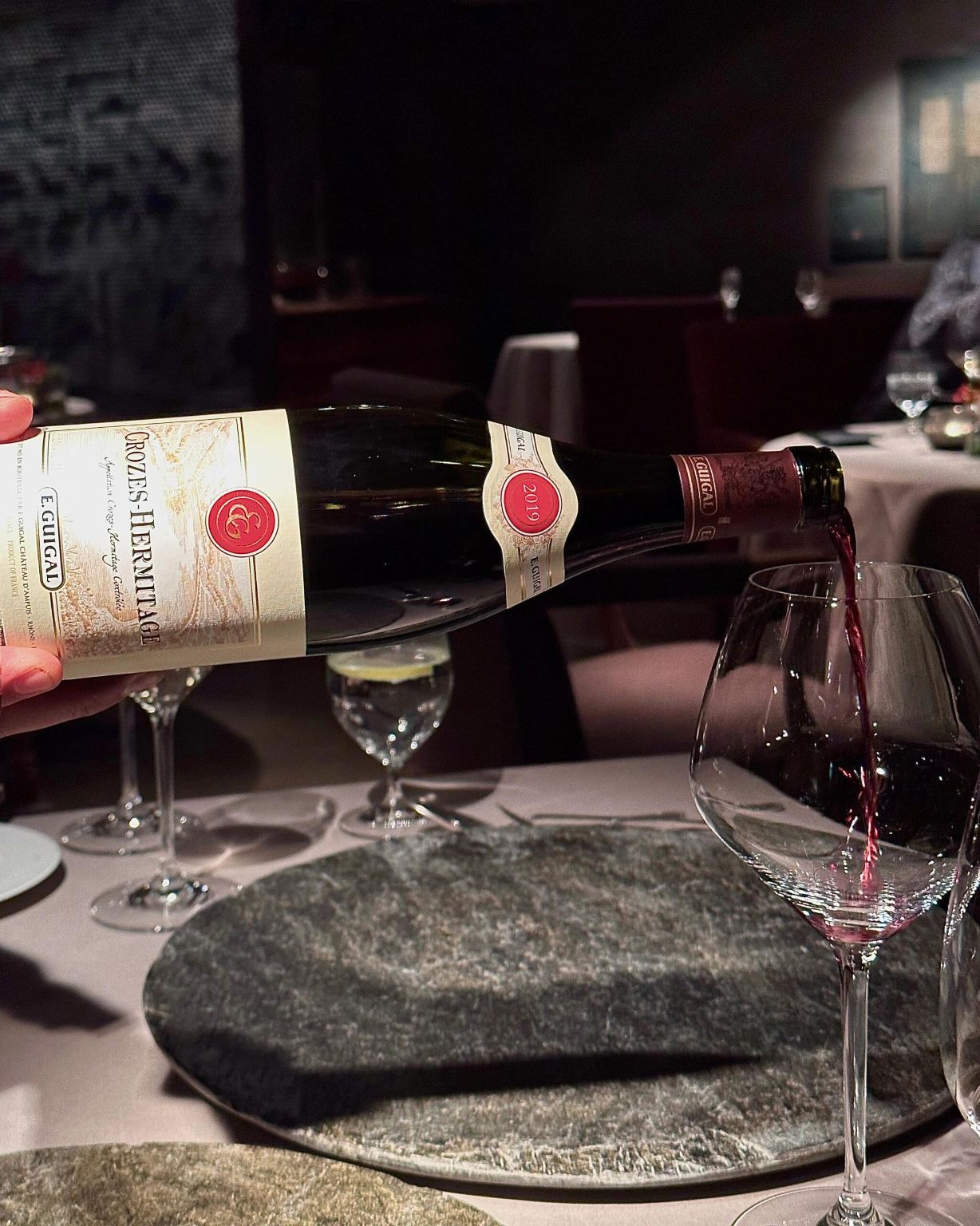 Servicio de reservas en el restaurante de moda Atelier München en Múnich, Alemania