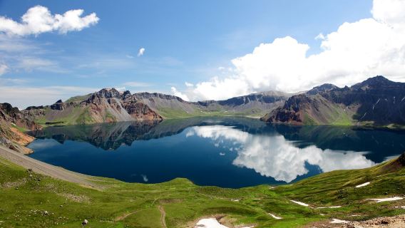 Departing from Yanji: Changbai Mountain North Slope, Julongquan, and Yinhuan Lake Day Tour (Chinese-language Group)