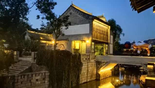 Tagesausflug zur nächtlichen Besichtigung von Gubei Water Town und der Simatai-Großen Mauer [Genießen Sie die nächtliche Atmosphäre der alten Stadt und die romantische Aussicht der majestätischen Festung]