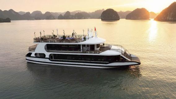 Departing from Hanoi: 1-day tour to Vietnam's Halong Bay on a 5-star luxury cruise [private car/professional guide]