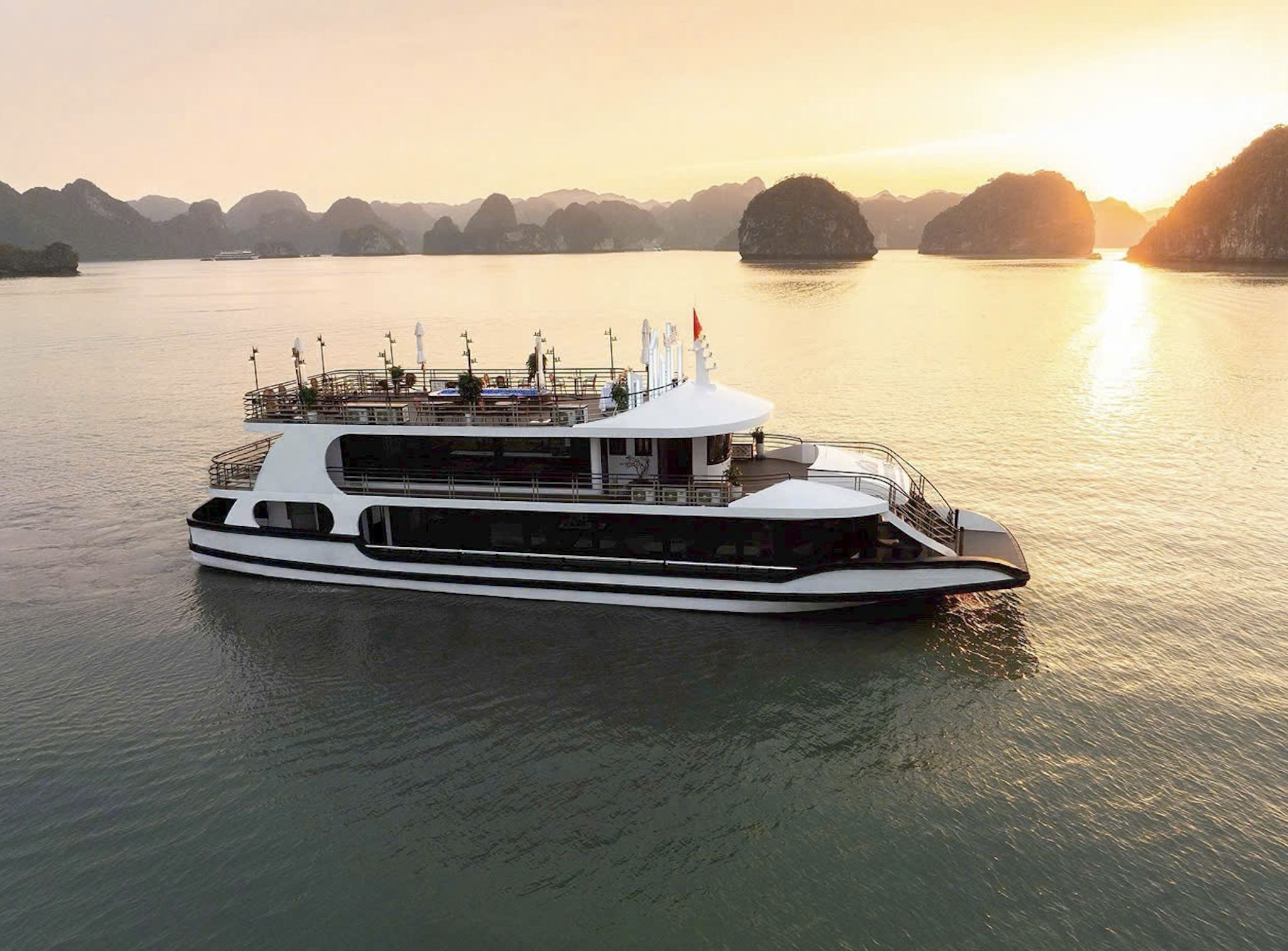 Departing from Hanoi: 1-day tour to Vietnam's Halong Bay on a 5-star luxury cruise [private car/professional guide]