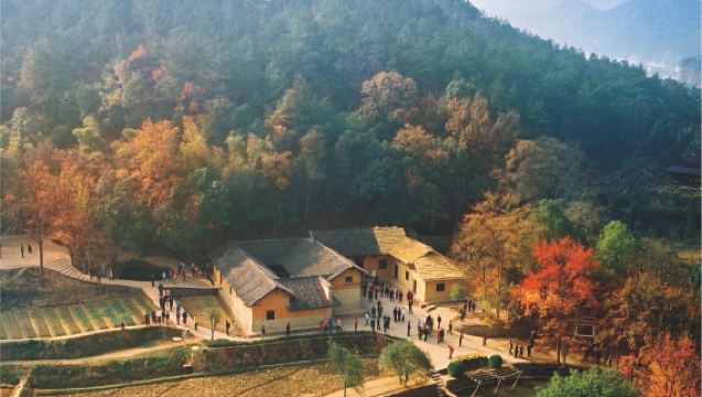 Lawatan sehari ke Shaoshan dengan pas masuk tarikan pelancongan termasuk Rumah Peringatan Mao Zedong, Muzium Peringatan dan Dataran Patung Gangsa dengan penerangan berpandu untuk perjalanan sendiri atau rombongan