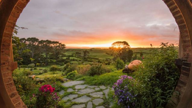 Hobbiton Movie Set + Waitomo Glowworm Caves Tour from Auckland, New Zealand [Mercedes-Benz Bus/Meals Included]