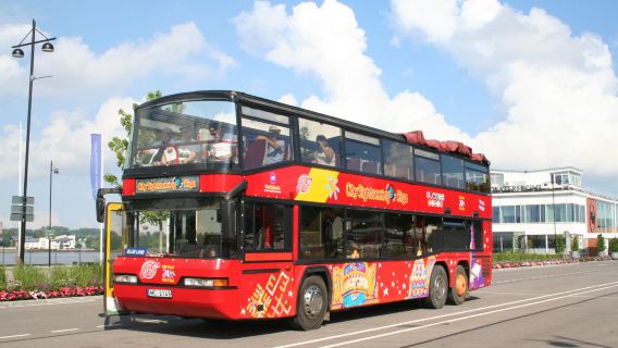 Hop-on-Hop-off-Stadtrundfahrt in Riga mit dem Reisebus