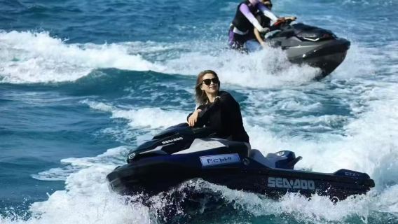 Atividades aquáticas na Praia Cenang de Langkawi (jet ski, paraquedas, banana boat UFO Ferrari)