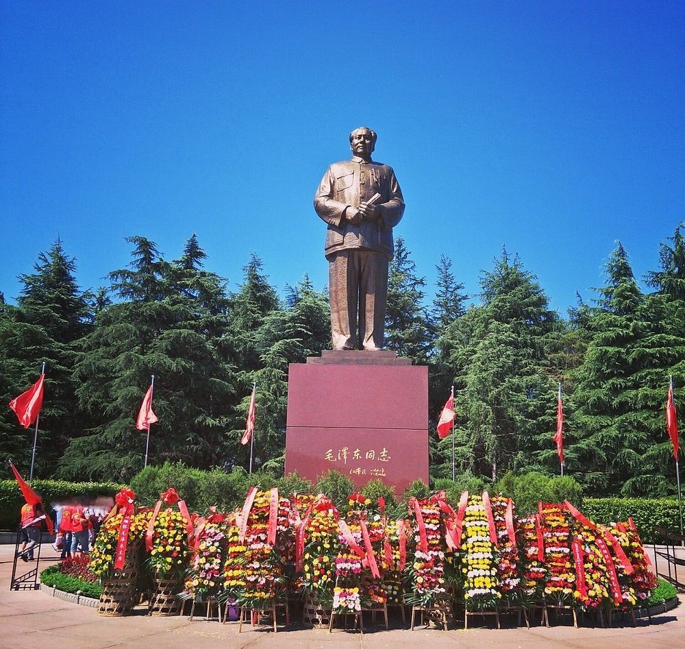 15-person group ◆ Door-to-door pickup ◆ Former Residence of Mao Zedong + Former Residence of Liu Shaoqi + Bronze Statue Square + Dishui Cave