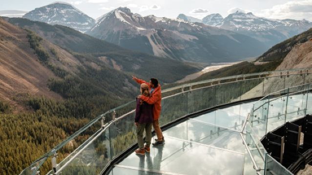 From Banff: Columbia Icefield Tour with Glacier Skywalk