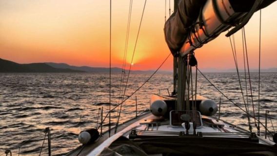 Santorini Sailsational: Die ultimative Caldera-Sonnenuntergangskreuzfahrt