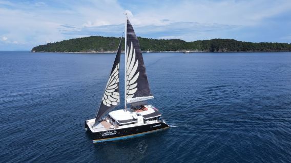 [3 isole e 2 snorkeling | Barca a vela pop] Tour di un giorno alle isole Coral, Racha e Honeymoon a Phuket, Thailandia [Black Gold]