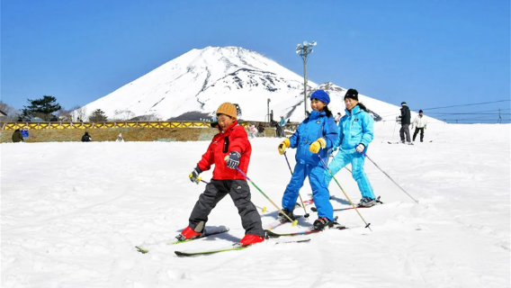 tour di un giorno al Monte Fuji, allo Yeti Ski e alle sorgenti termali di Tokyo con biglietto d'ingresso gratuiti per la stazione sciistica