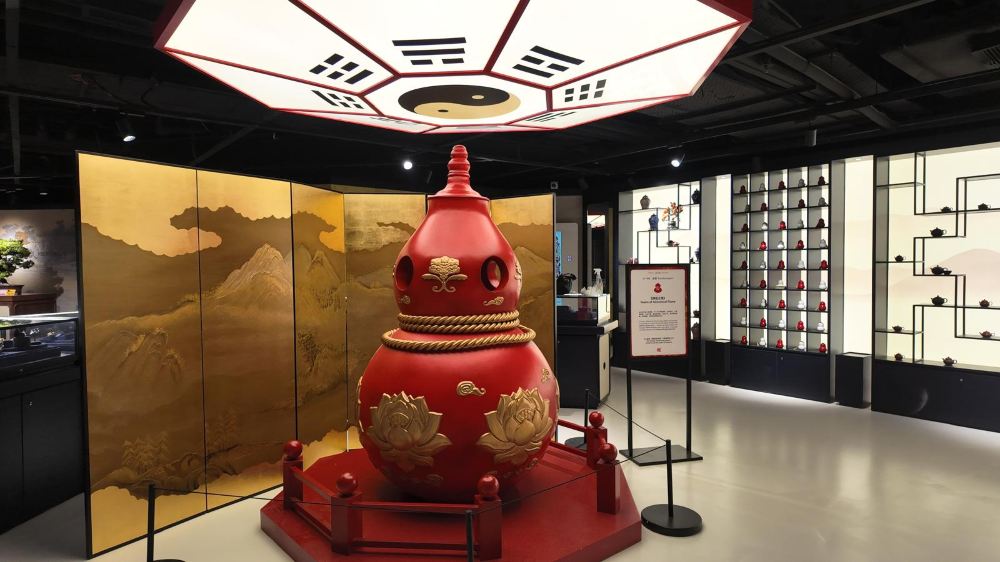 昂坪東方賦文化會館內五行主題展廳，中央設紅色葫蘆雕塑與八卦太極天花