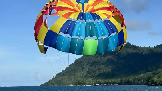 Excursión de medio día a la Bahía de los Enamorados de Semporna: Incluye parasailing, moto acuática, banana boat, donut y pez volador