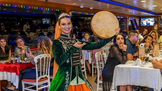 İstanbul Boğazı'nda Akşam Yemeği Gemi Turu ve Türk Gecesi Gösterisi
