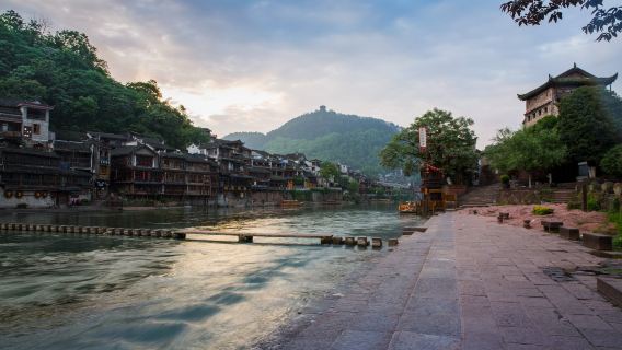 [Partenza da Zhangjiajie] Gita di un giorno a Xiangxi Hibiscus Town + Città Vecchia di Fenghuang: l'antico borgo con la cascata e le luci sul fiume Tuojiang a Fenghuang