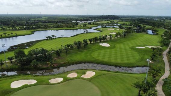Хошимин: насладитесь игрой в гольф-клубе West Lakes, включая сбор за игру, услуги кэдди и обед