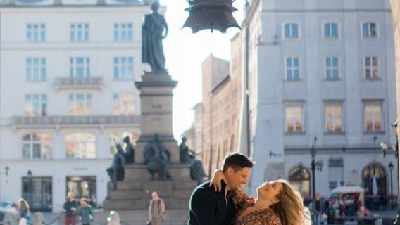 Professional photo shoot with guided walking tour in Krakow