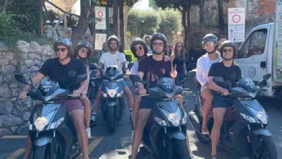 Tour in scooter sulla Costiera Amalfitana: vino e panorami con guida locale