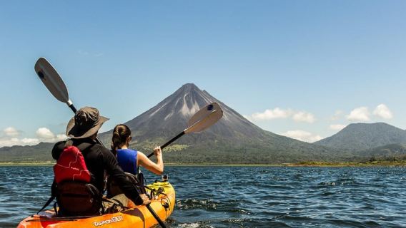 La Fortuna: Kayak Ajaib di Danau Arenal