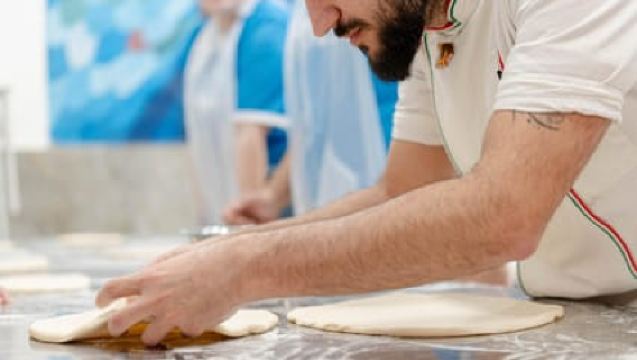 Napoli: Laboratorio di Pizza con Bevanda e Antipasto