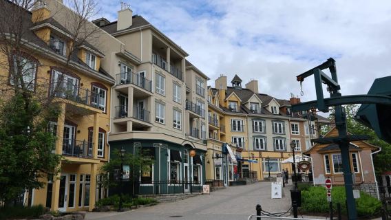 Montreal: Guided tour of the Laurentides Mont Tremblant