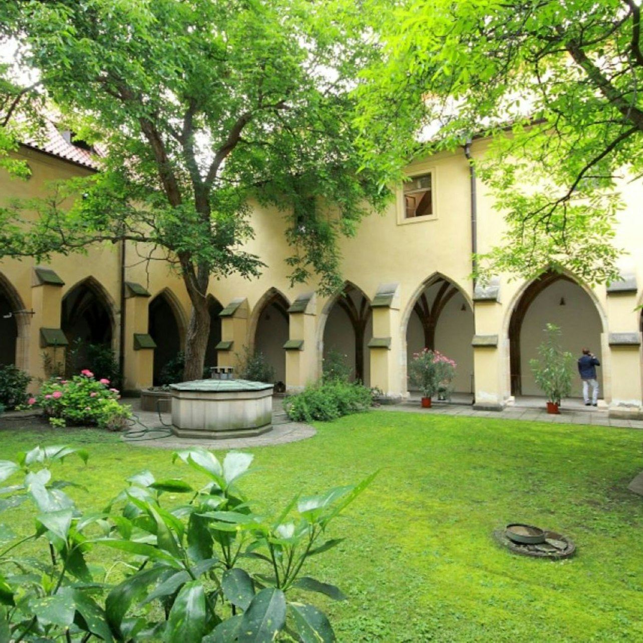 ปราก: ทัวร์เดินชมเมืองพร้อมไกด์ + ค่าเข้าชมมหาวิหารเซนต์เจมส์และอารามไมโนไรต์