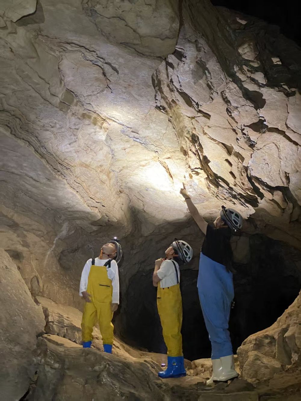 Guilin Yangshuo Upward Exploration (Longmen Underground River + Moon Mural + Cave Adventure + Ridge Climbing + Outdoor Immersive Challenge)