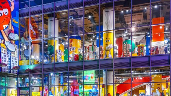 Wall Street, Empire State Building, Times Square, dan Patung Liberty di Amerika Serikat.