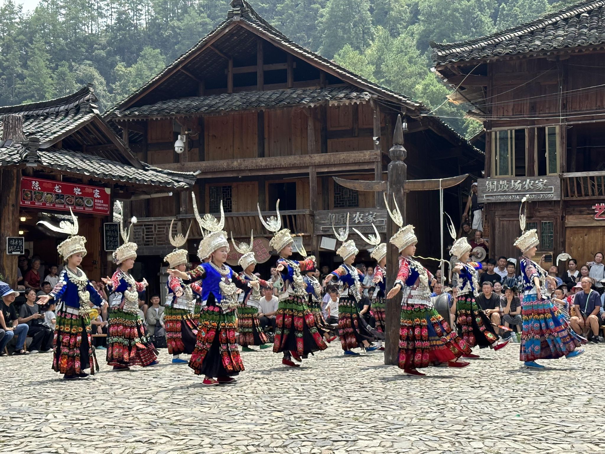 Lawatan sehari ke Kampung Miao Langde dan Bandar Lama Xiasi di Wilayah Berautonomi Qiandongnan Miao dan Dong, Guizhou dengan perkhidmatan dwibahasa Inggeris-Cina