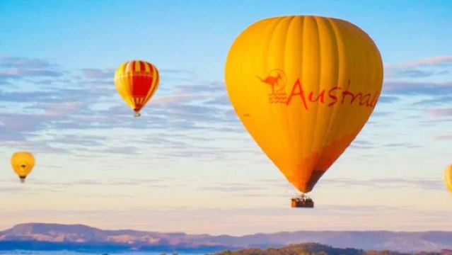 Hot Air Balloon Gold Coast Tour in Australia (Including Breakfast and Round-Trip Transportation)