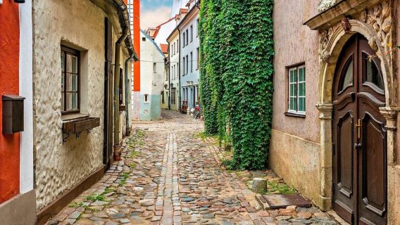 Riga: Art Nouveau & UNESCO Old Town Cruise Friendly Tour