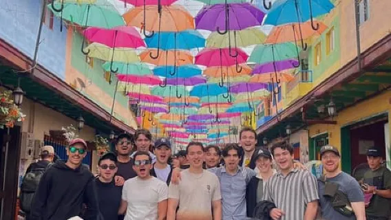 Medellín & Guatapé 2-Tages-Tour: Comuna 13, Bootsfahrt & Mahlzeiten