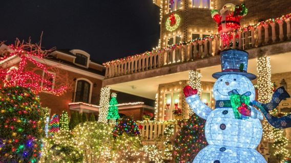 ทัวร์ชมไฟประดับสุดหรูช่วงเทศกาลวันหยุดที่ Dyker Heights พร้อมเครื่องดื่มช็อกโกแลตร้อน